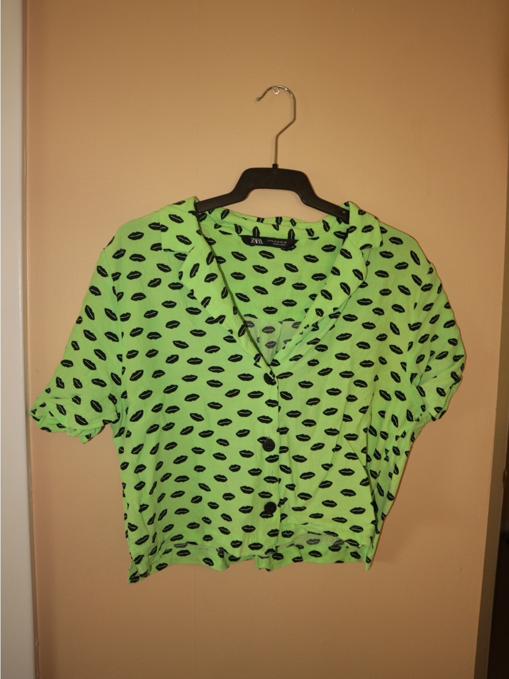 Zara Neon Green Short-Sleeve Button-Front Crop Top with Black Lip Print
